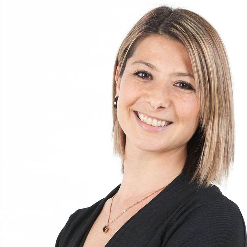 Eva Cambedda, Insegnante sorridente, su sfondo bianco